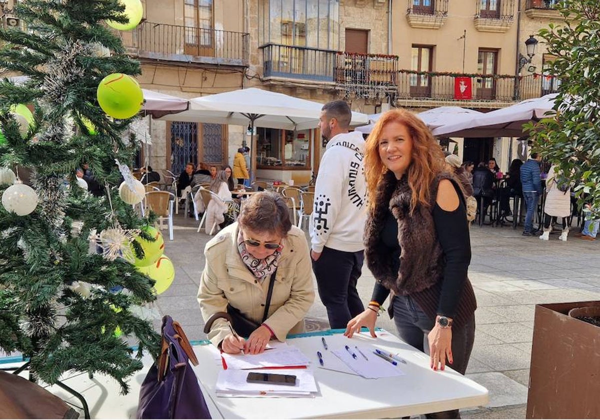 Patricia Martin, derecha, en la mesa de recogida de firmas en Ciudad Rodrigo.