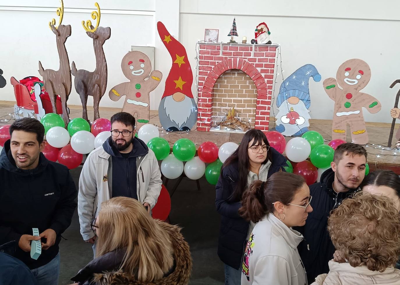 Éxito en el primer mercado navideño solidario de Villoria