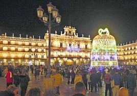 La campana iluminada en la Plaza Mayor de Salamanca.