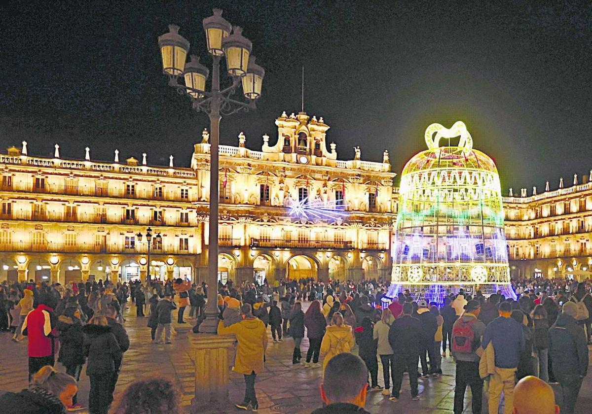 La campana iluminada en la Plaza Mayor de Salamanca.