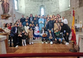 Foto de familia con autoridades y el párroco además de la imagen de la Virgen de Caacupé