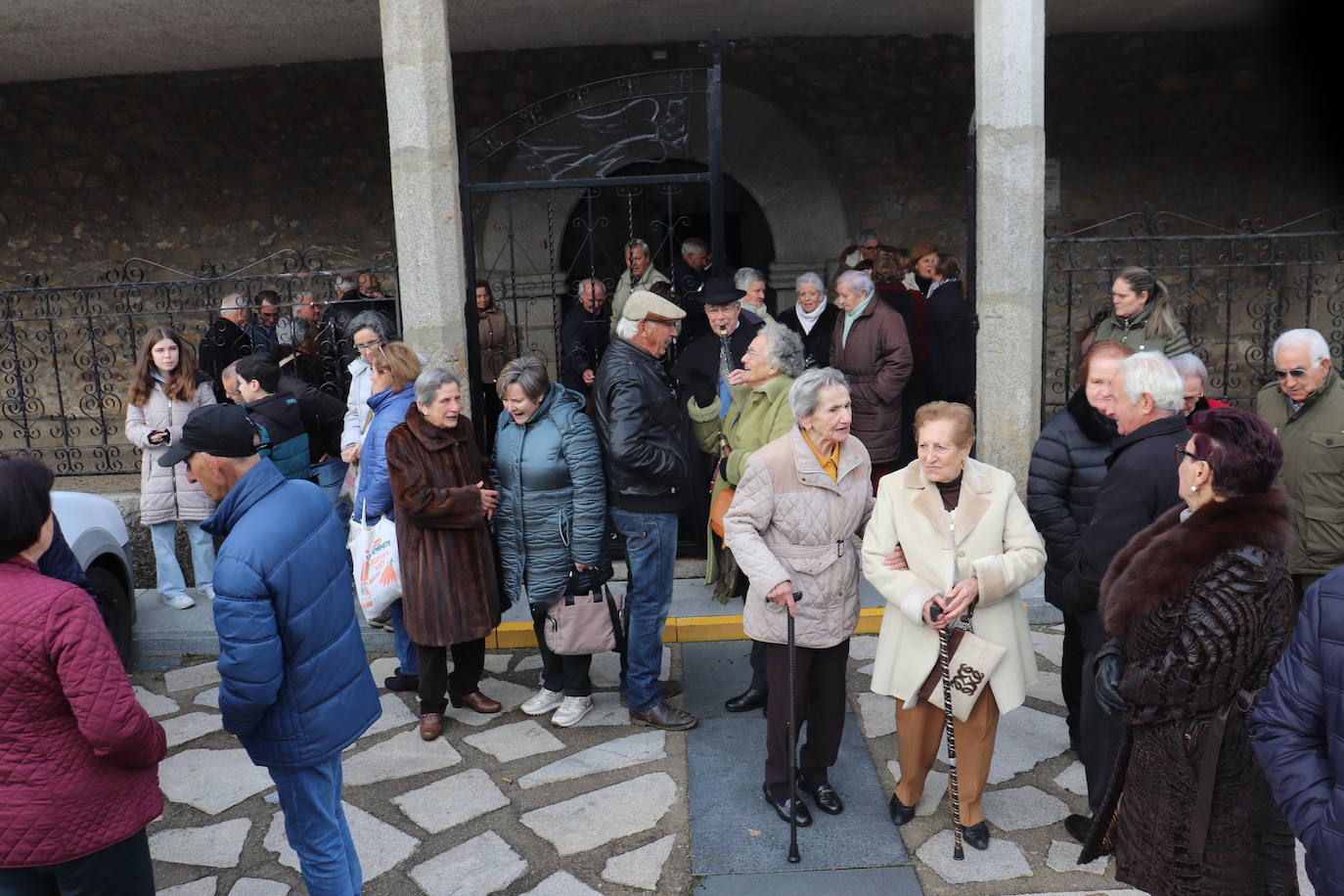 Animada jornada de convivencia de los mayores de Linares de Riofrío en el día de su fiesta