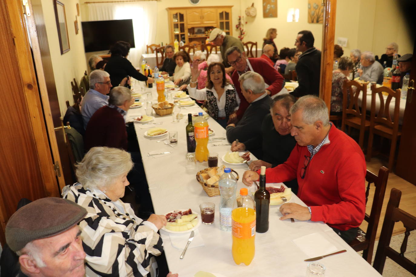 Animada jornada de convivencia de los mayores de Linares de Riofrío en el día de su fiesta