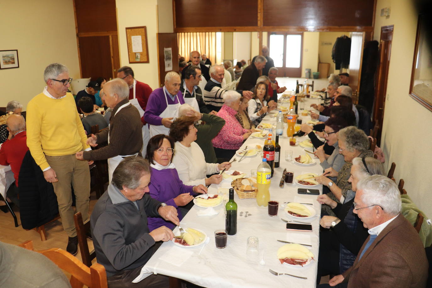 Animada jornada de convivencia de los mayores de Linares de Riofrío en el día de su fiesta