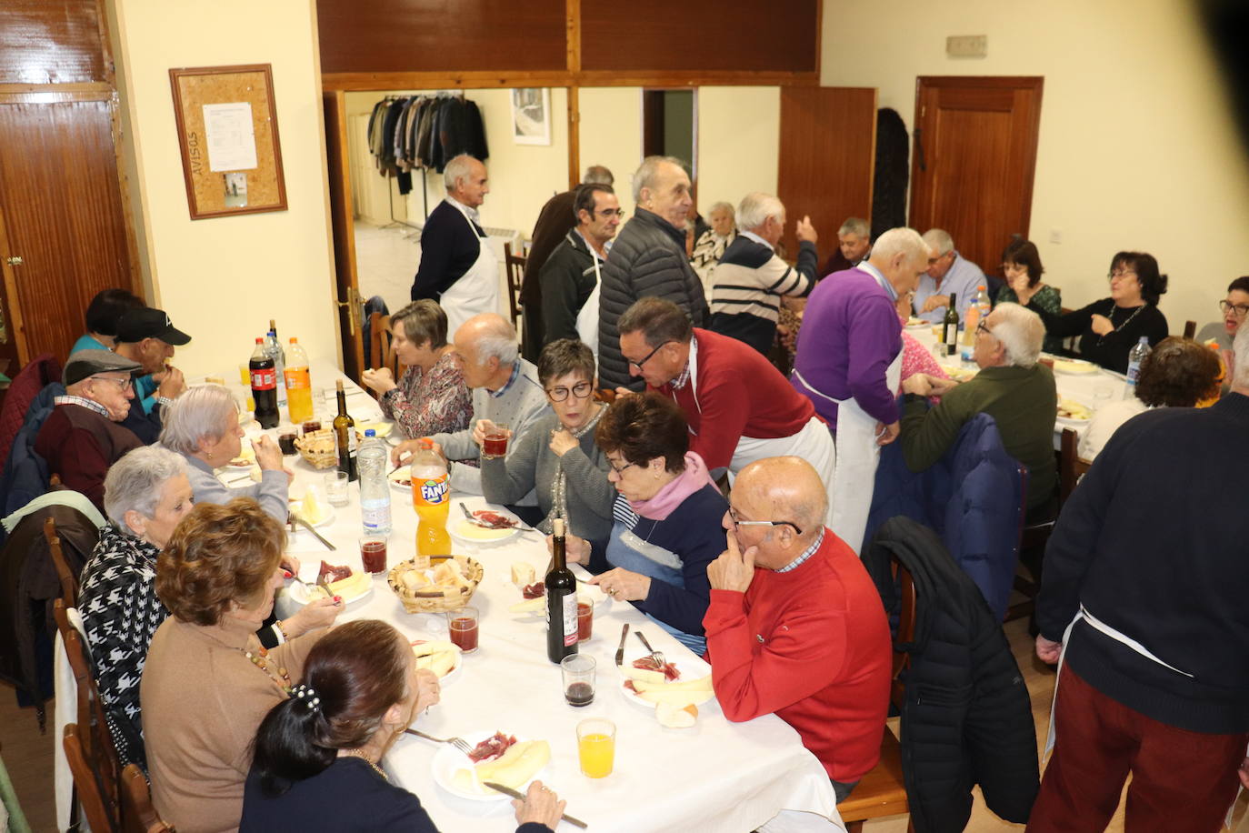 Animada jornada de convivencia de los mayores de Linares de Riofrío en el día de su fiesta