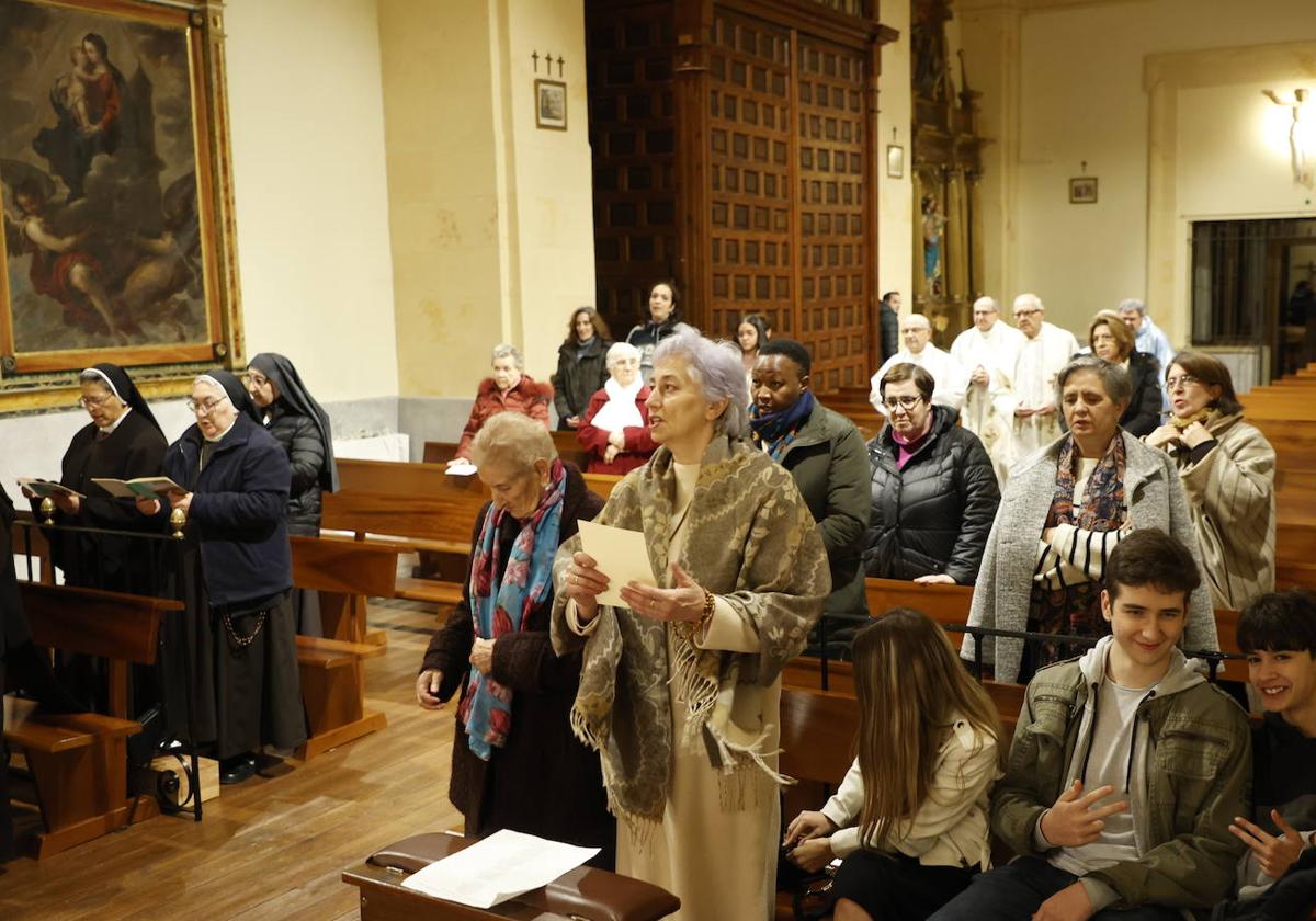 Margarita Martín recita una oración durante la eucaristía en el Convento Madre de Dios.