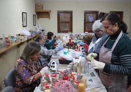 Mujeres trabajan concentradas.