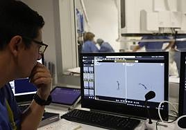 Un radiólogo revisa el caso de un paciente en el Hospital de Salamanca.
