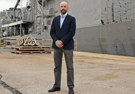 El diplomático Manuel Bernal, ante uno de los barcos de la flota amarrada en Rota.