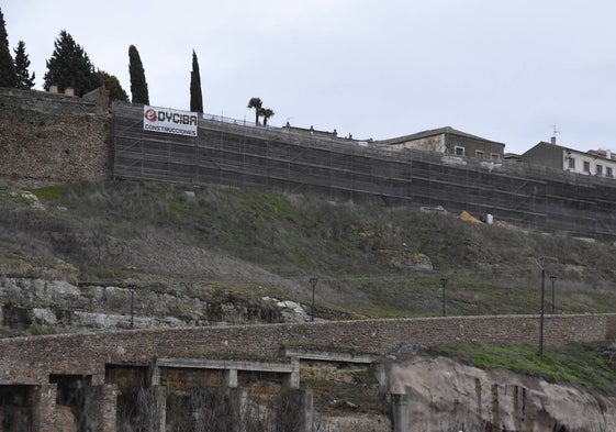 Los andamios cubren el lienzo exterior de la Muralla de Ciudad Rodrigo en el tramo entre la Batería y el Hospital de la Pasión.