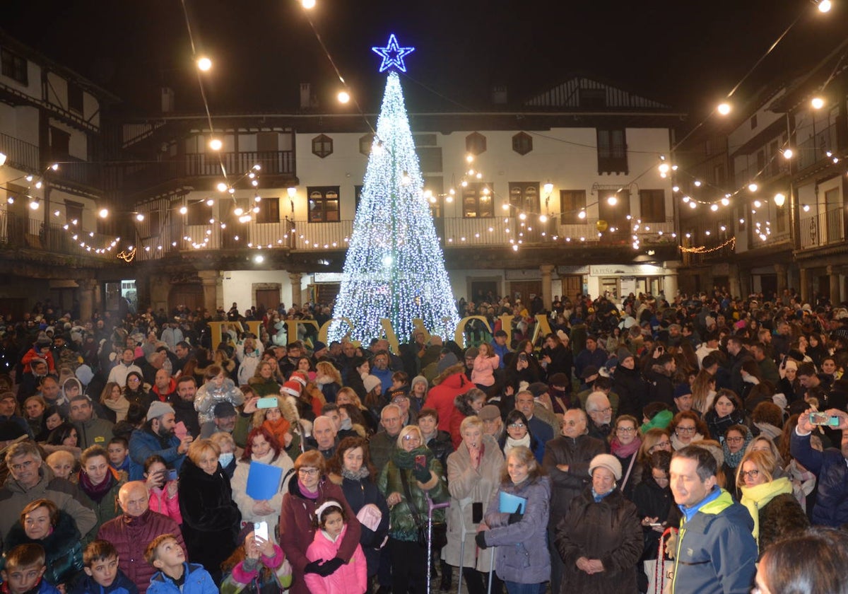 La Plaza Mayor de La Alberca totalmente llena durante la fiesta de promoción y encendido del pasado miércoles.