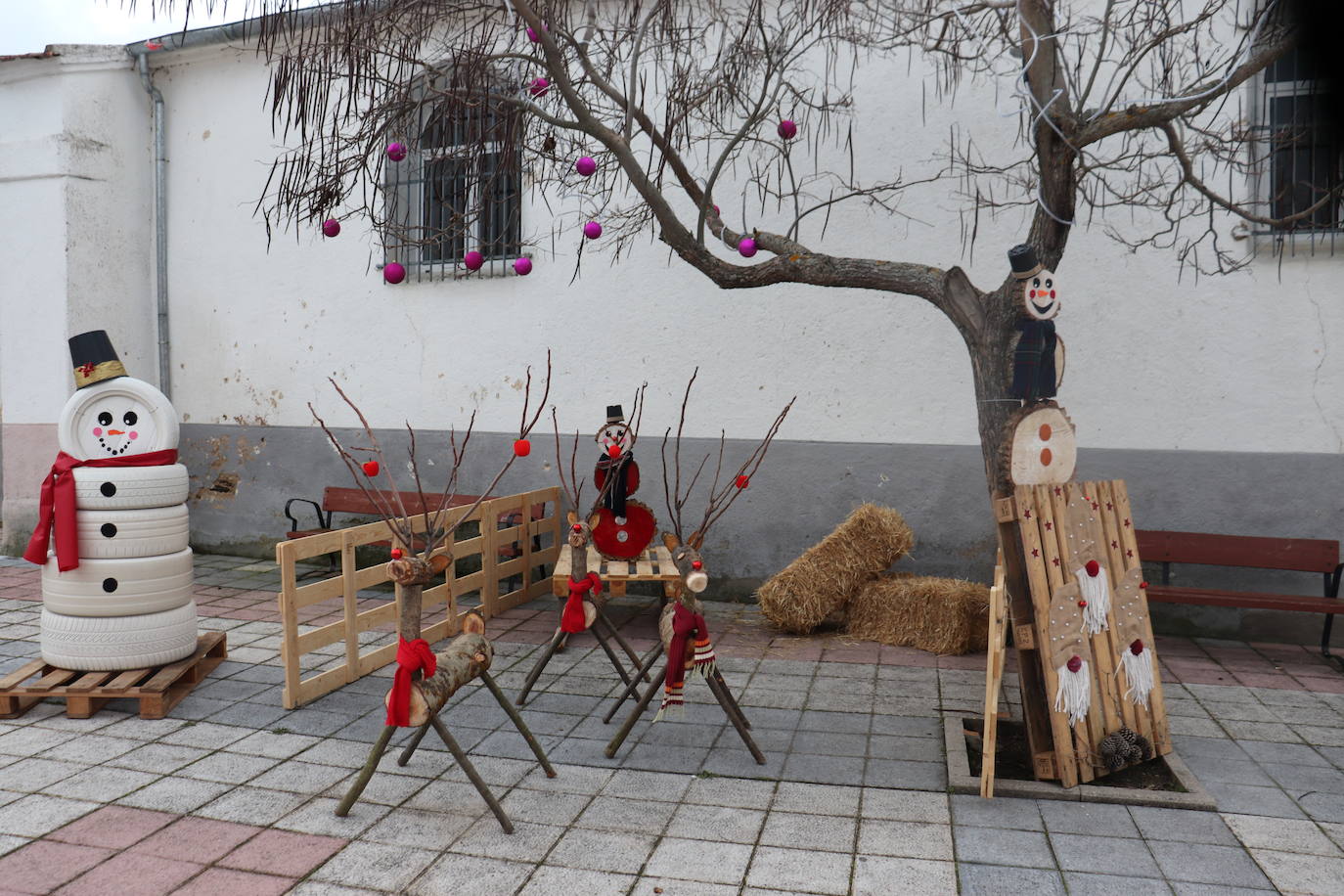 La Tala da la bienvenida a la Navidad con los vecinos unidos para preparar adornos e iluminación
