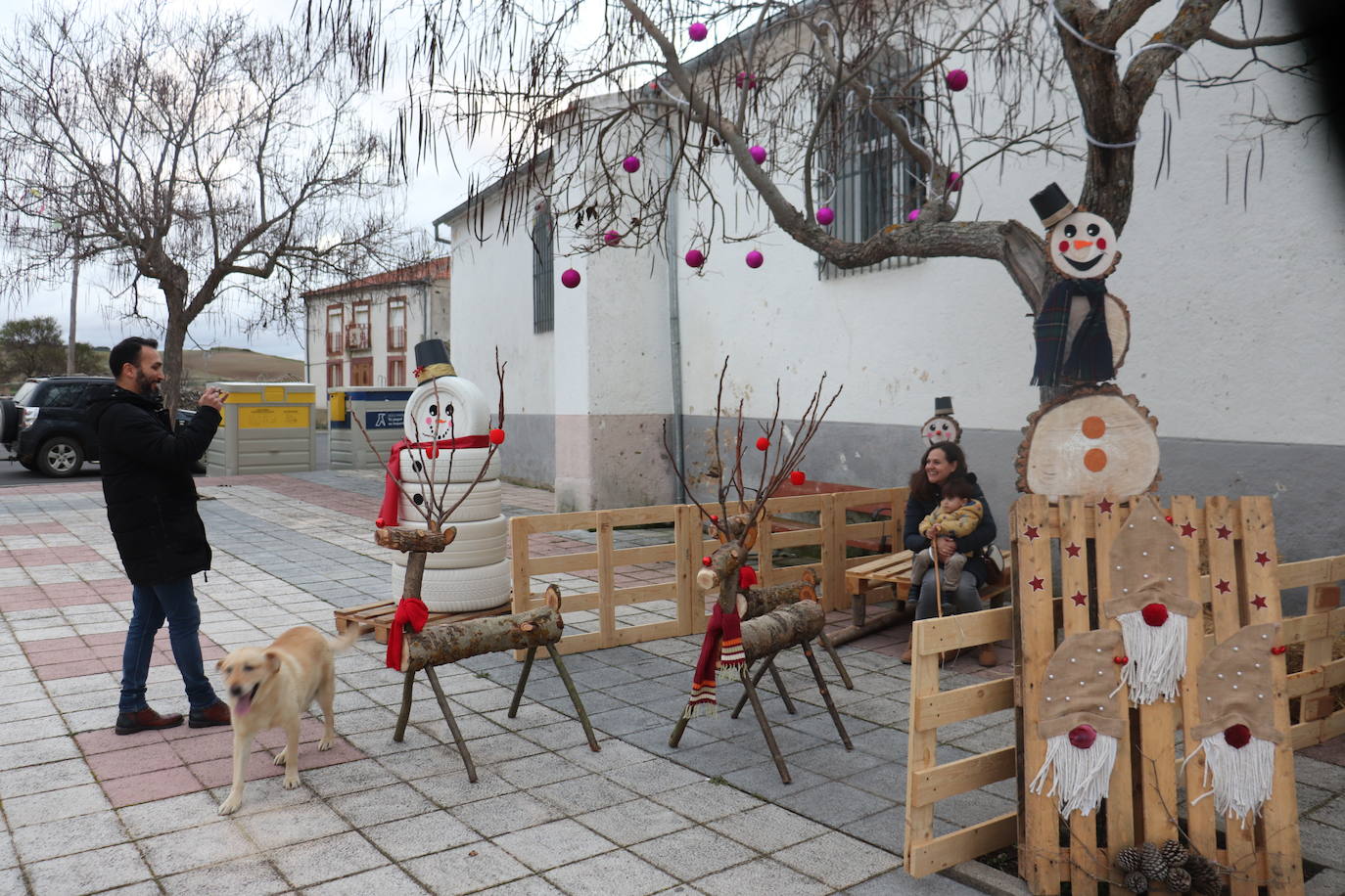 La Tala da la bienvenida a la Navidad con los vecinos unidos para preparar adornos e iluminación