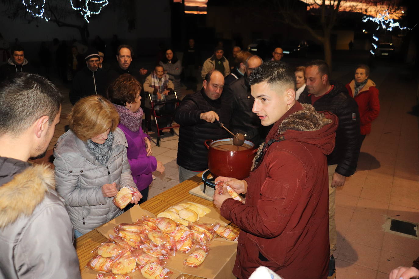 La Tala da la bienvenida a la Navidad con los vecinos unidos para preparar adornos e iluminación
