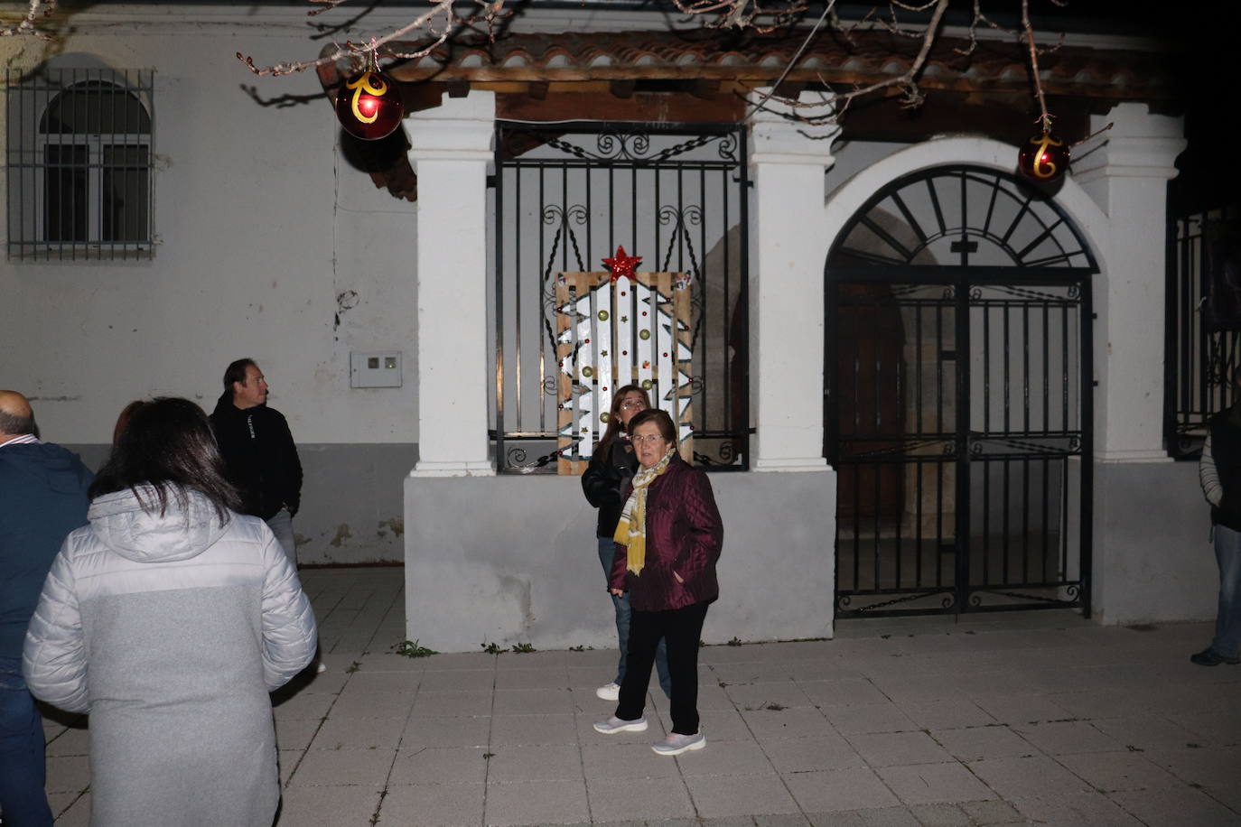 La Tala da la bienvenida a la Navidad con los vecinos unidos para preparar adornos e iluminación