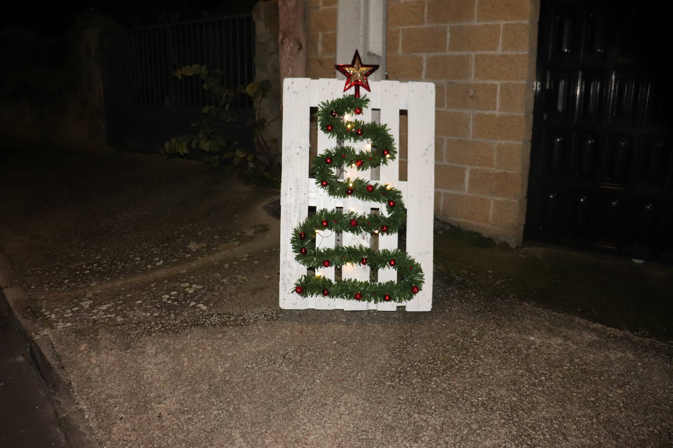 La Tala da la bienvenida a la Navidad con los vecinos unidos para preparar adornos e iluminación