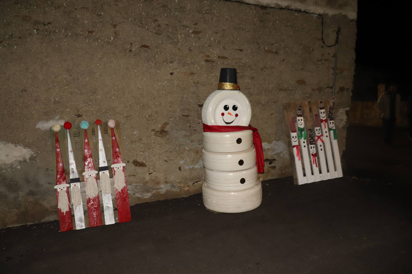 La Tala da la bienvenida a la Navidad con los vecinos unidos para preparar adornos e iluminación