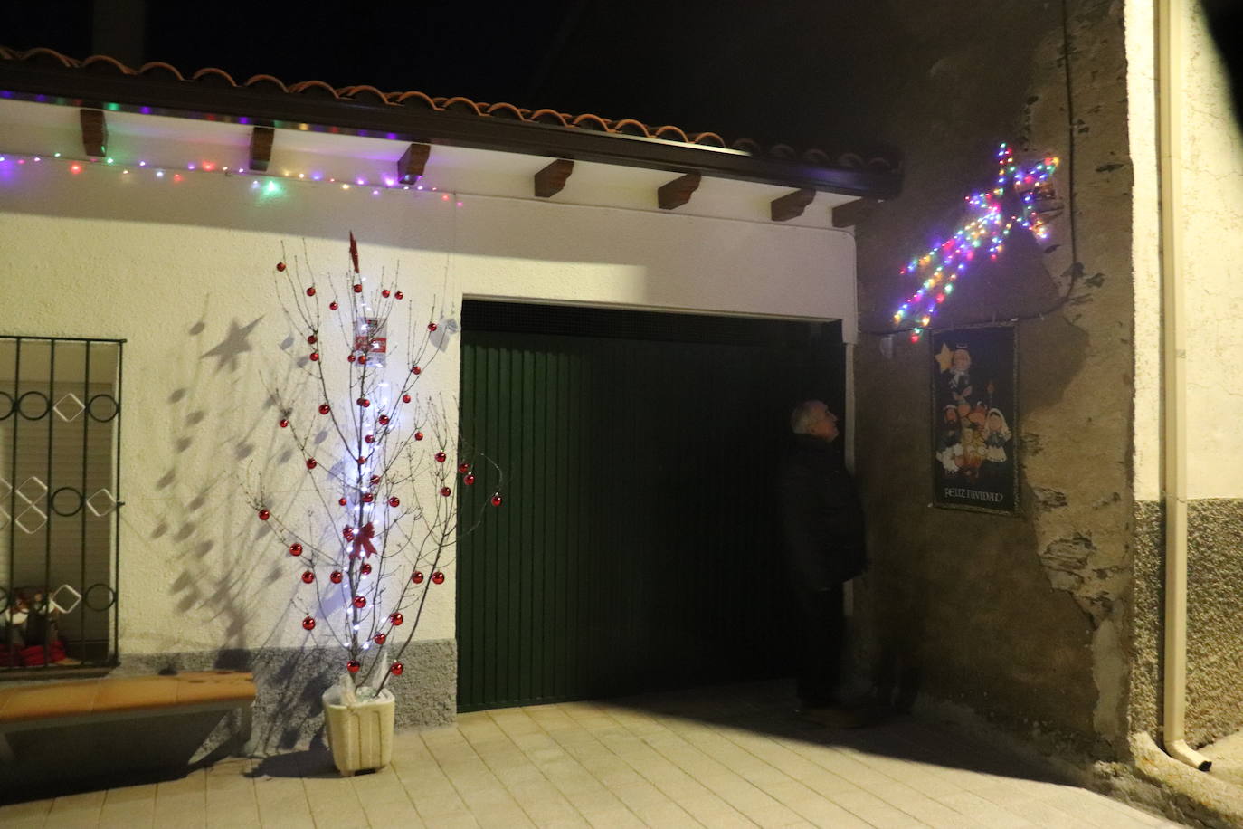 La Tala da la bienvenida a la Navidad con los vecinos unidos para preparar adornos e iluminación
