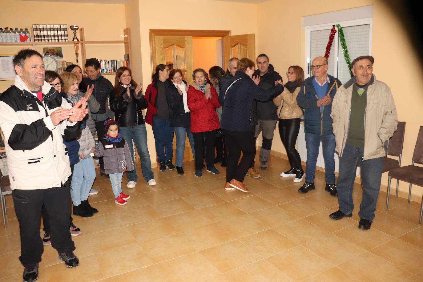 La Tala da la bienvenida a la Navidad con los vecinos unidos para preparar adornos e iluminación