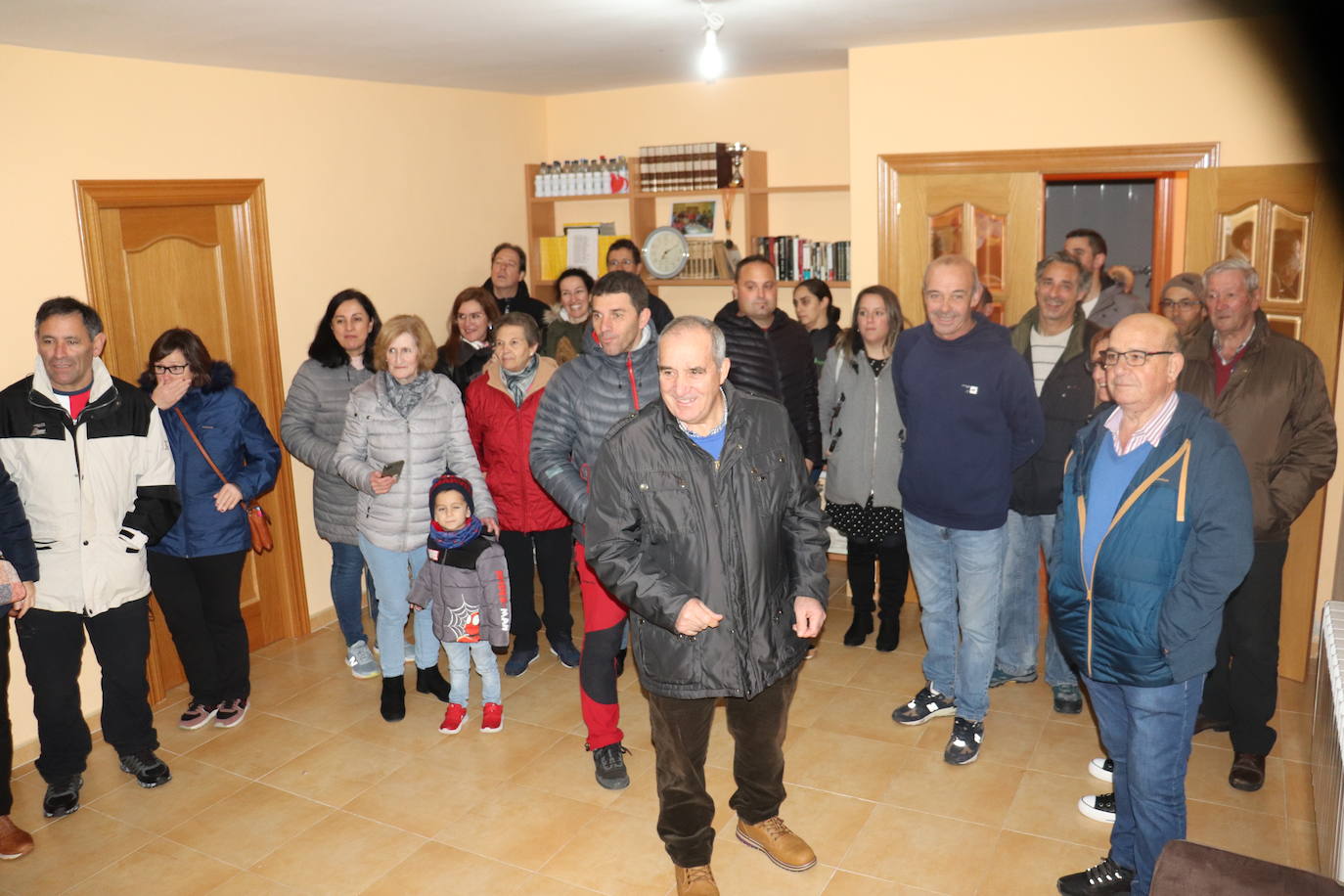 La Tala da la bienvenida a la Navidad con los vecinos unidos para preparar adornos e iluminación