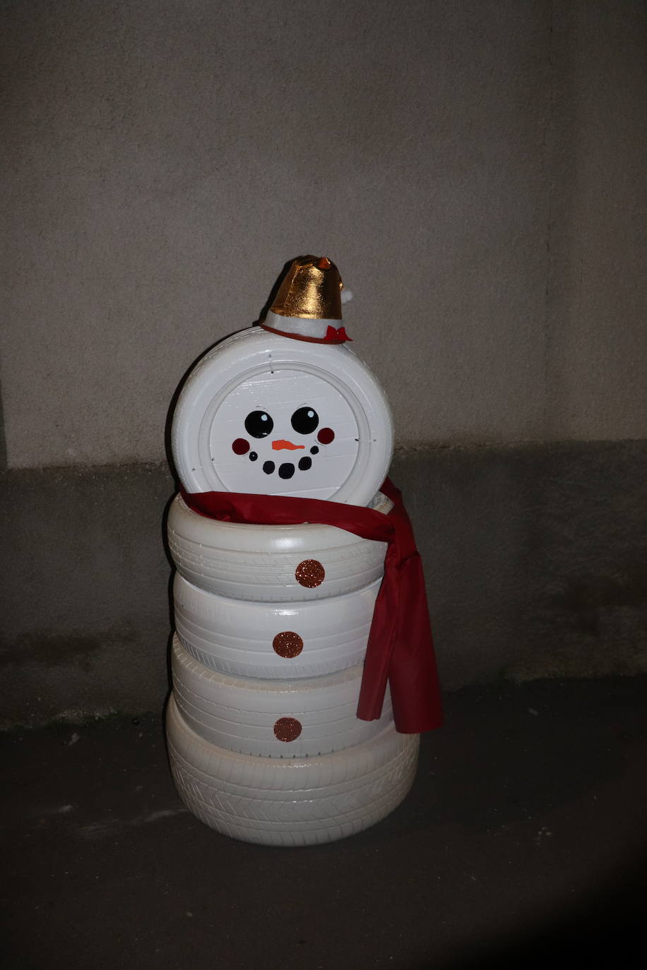 La Tala da la bienvenida a la Navidad con los vecinos unidos para preparar adornos e iluminación