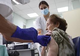 Una mujer recibe la vacuna en el centro de salud de San Juan de Sahagún.