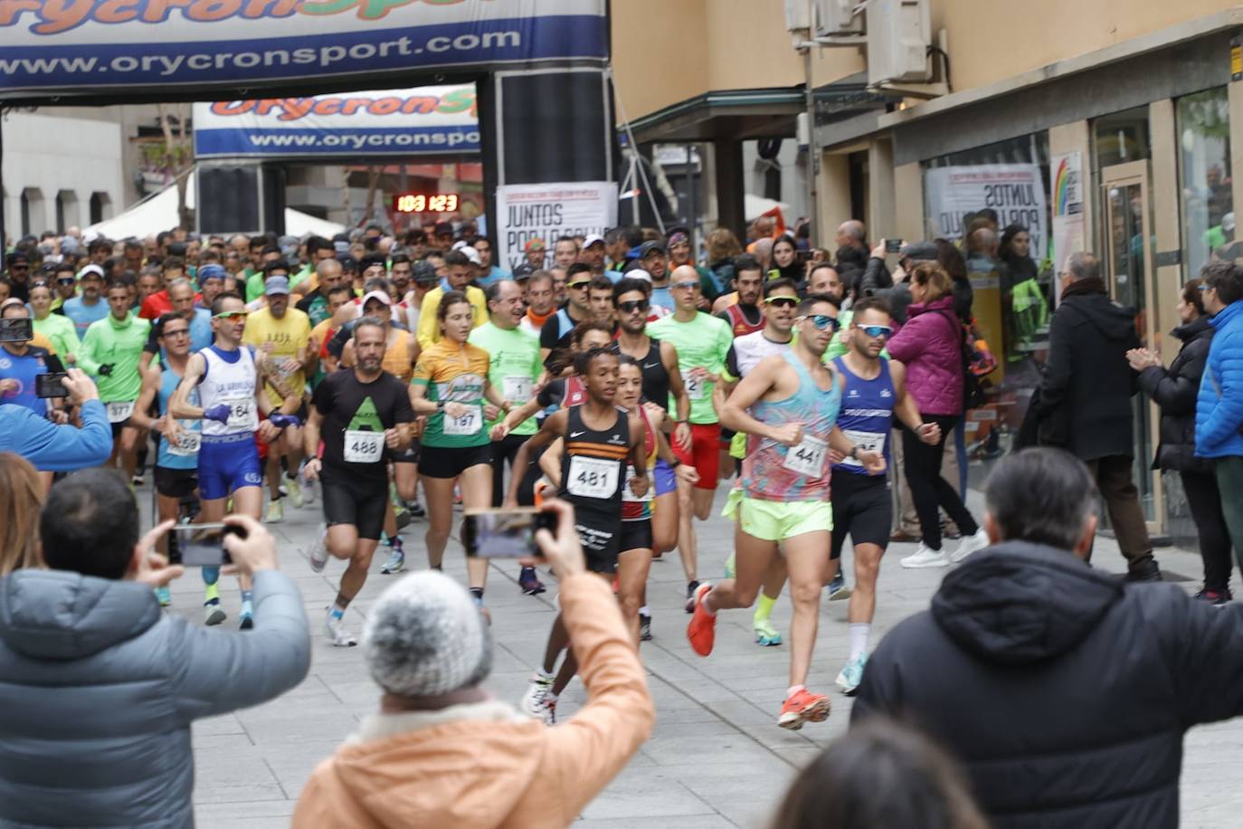 Ambientazo en las calles con la V Carrera Popular &#039;Corre con tu médico&#039;