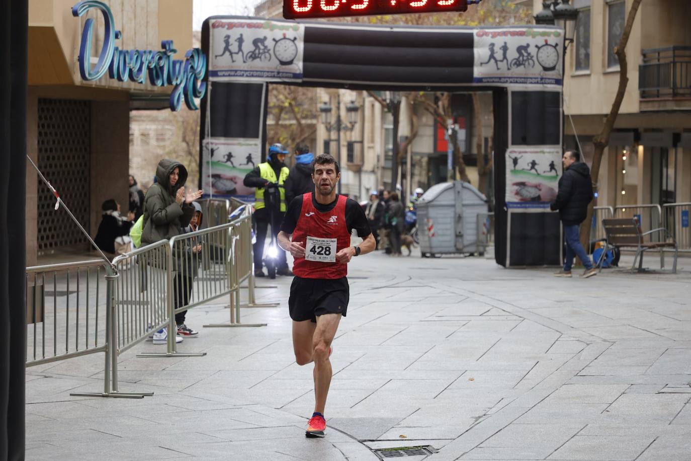 Ambientazo en las calles con la V Carrera Popular &#039;Corre con tu médico&#039;