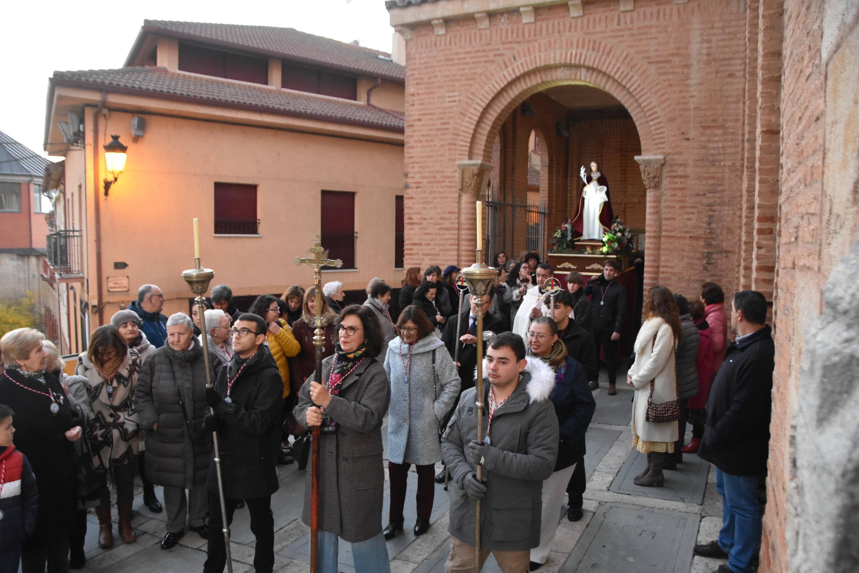 Día histórico en Alba con la primera salida de Santa Lucía a la calle