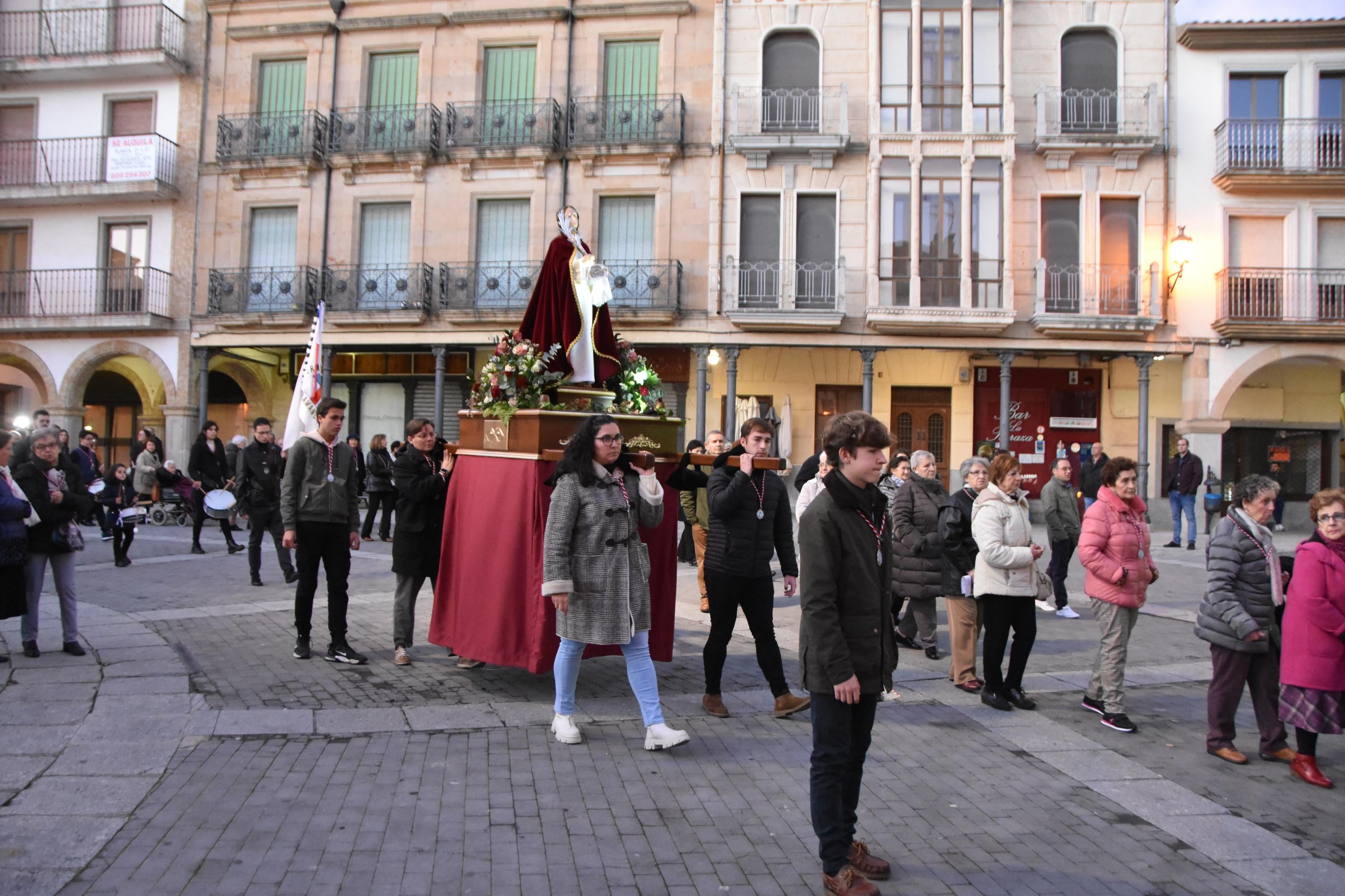 Día histórico en Alba con la primera salida de Santa Lucía a la calle