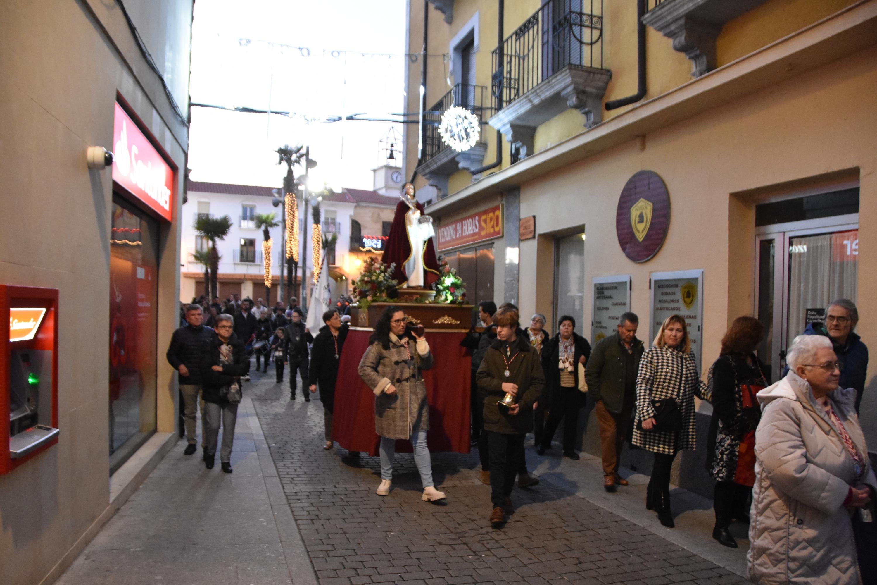 Día histórico en Alba con la primera salida de Santa Lucía a la calle