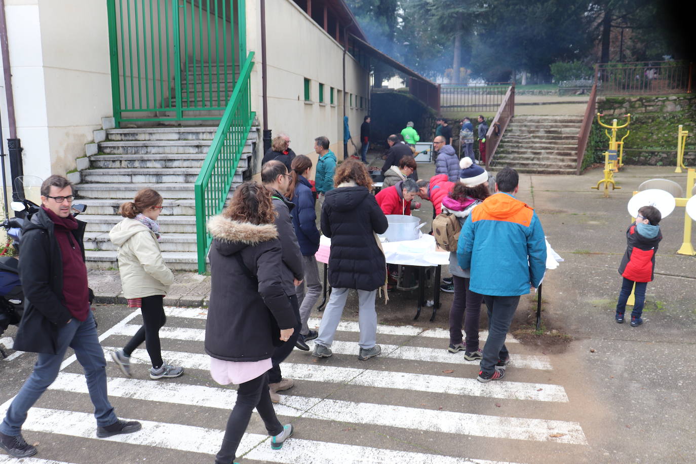 Candelario disfruta de la calbotada solidaria en beneficio de los niños ingresados en el hospital