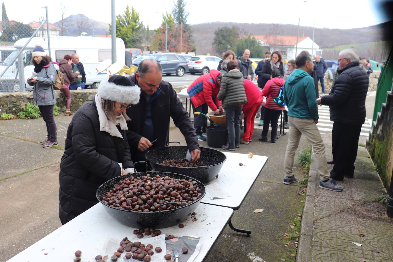 Candelario disfruta de la calbotada solidaria en beneficio de los niños ingresados en el hospital