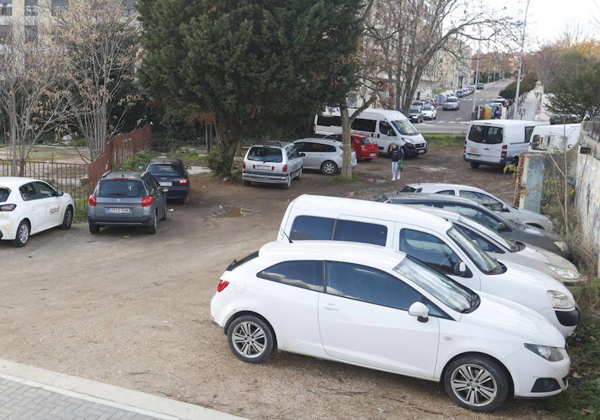 Coches estacionados junto a la plaza de toros de La Glorieta.