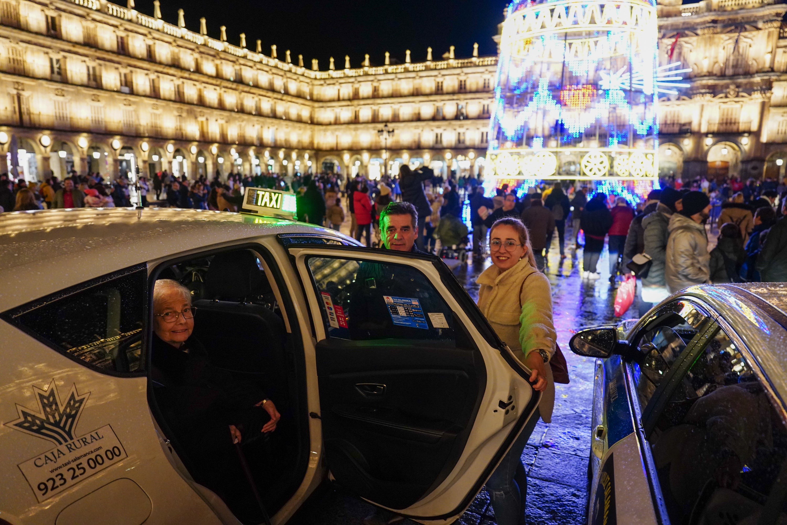 El regalo navideño de los taxistas para que los mayores disfruten de las luces