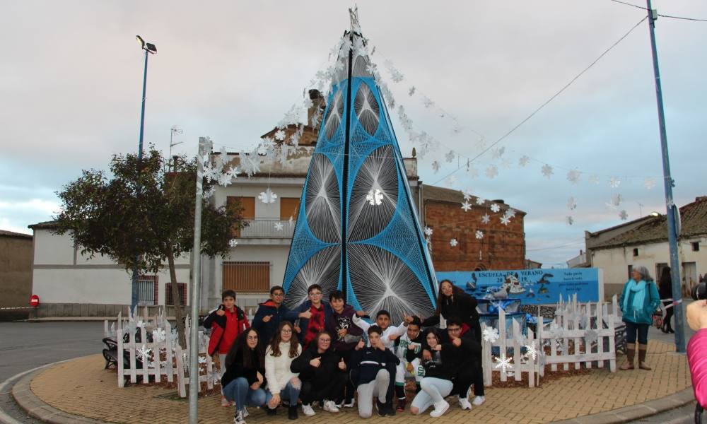 Villoruela enciende un nuevo árbol hecho con 3.000 metros de cuerda