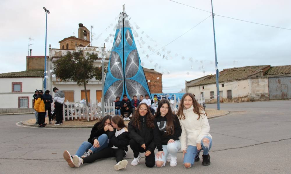 Villoruela enciende un nuevo árbol hecho con 3.000 metros de cuerda