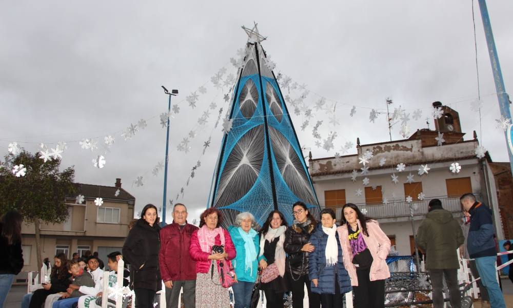 Villoruela enciende un nuevo árbol hecho con 3.000 metros de cuerda