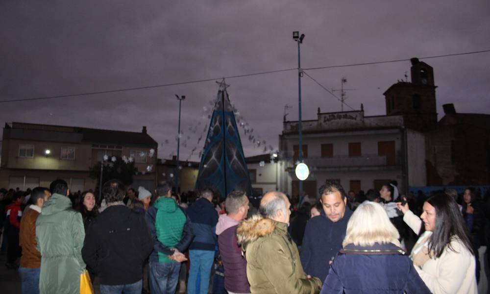 Villoruela enciende un nuevo árbol hecho con 3.000 metros de cuerda