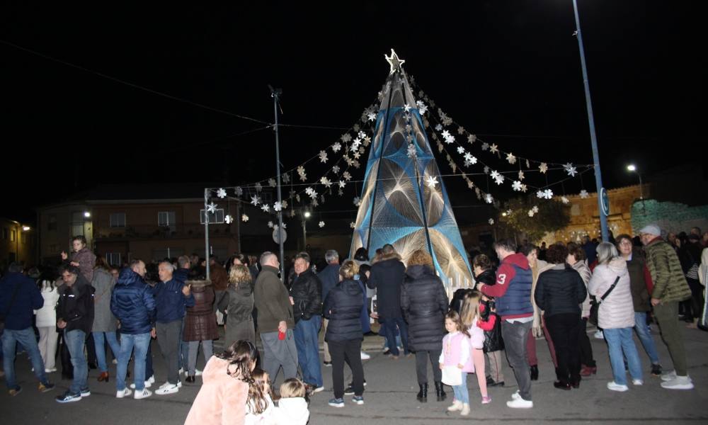 Villoruela enciende un nuevo árbol hecho con 3.000 metros de cuerda