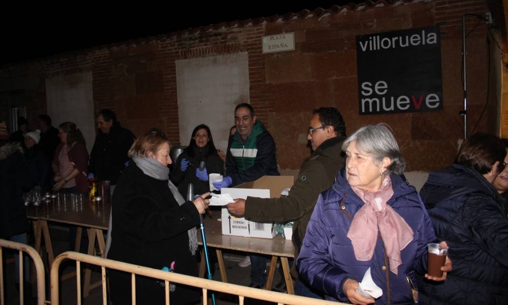 Villoruela enciende un nuevo árbol hecho con 3.000 metros de cuerda