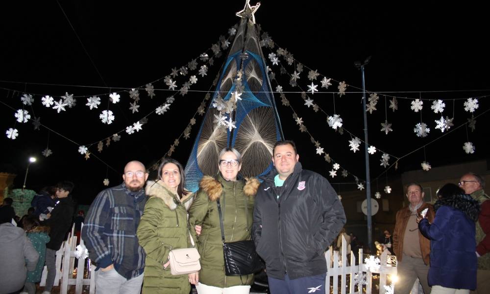 Villoruela enciende un nuevo árbol hecho con 3.000 metros de cuerda