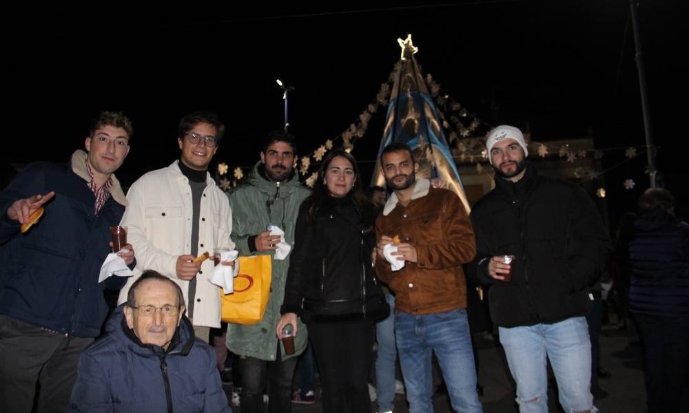 Villoruela enciende un nuevo árbol hecho con 3.000 metros de cuerda