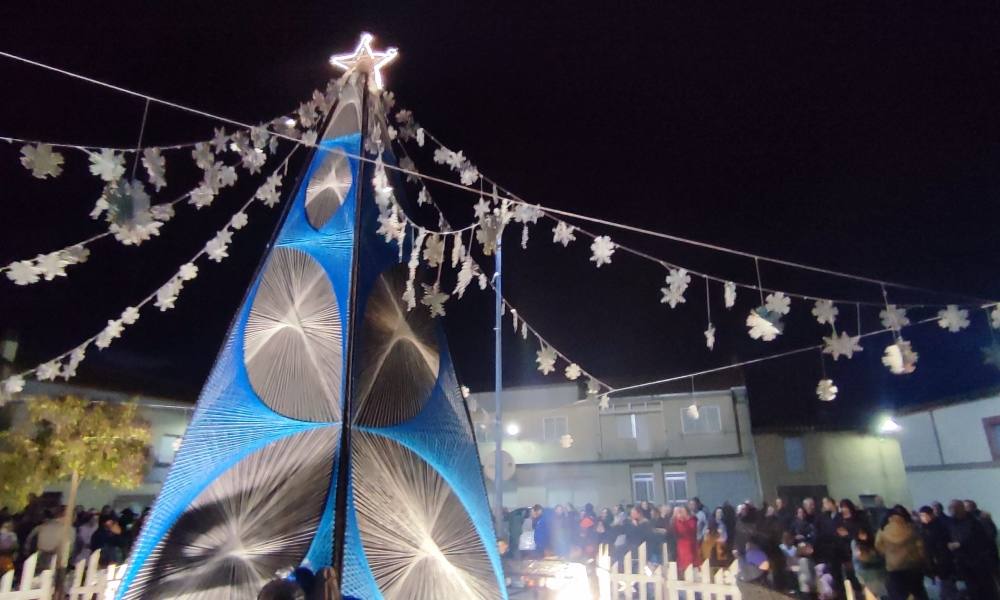 Villoruela enciende un nuevo árbol hecho con 3.000 metros de cuerda