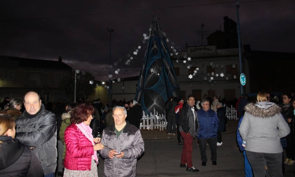 Villoruela enciende un nuevo árbol hecho con 3.000 metros de cuerda