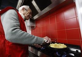 Francisco Sánchez fríe las patatas antes de elaborar una buena tortilla.