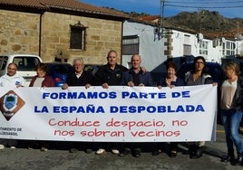 Imagen del promotor y el alcalde de Valdesangil (centro) con la pancarta con la campaña.