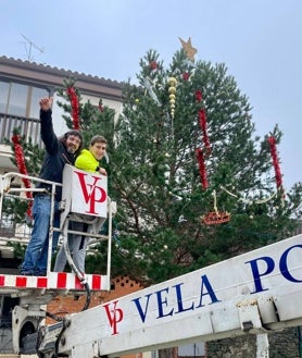 Imagen secundaria 2 - Diferentes momentos de la ruta del tamboril en La Alberca y del adornado del árbol.