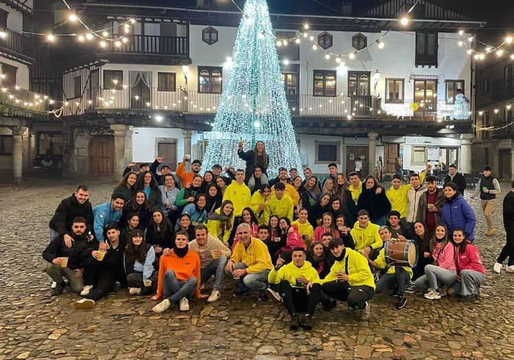 Imagen principal - Diferentes momentos de la ruta del tamboril en La Alberca y del adornado del árbol.