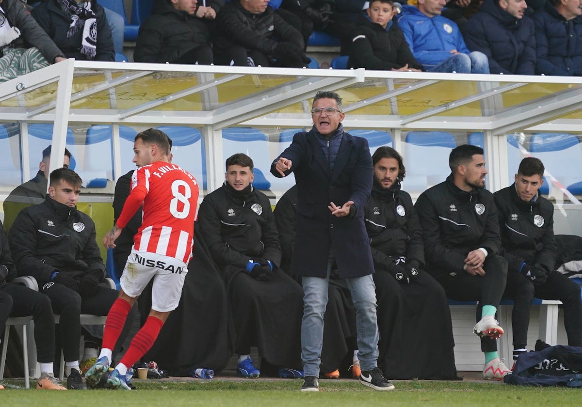 Dani Ponz, en el banquillo en el duelo contra el Sporting.